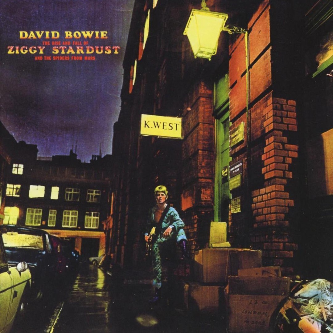 In de Herhaling:

Mijn eerste album van David Bowie:
David Bowie - The Rise and Fall of Ziggy Stardust and the Spiders from Mars 

https://www.bluestownmusic.nl/