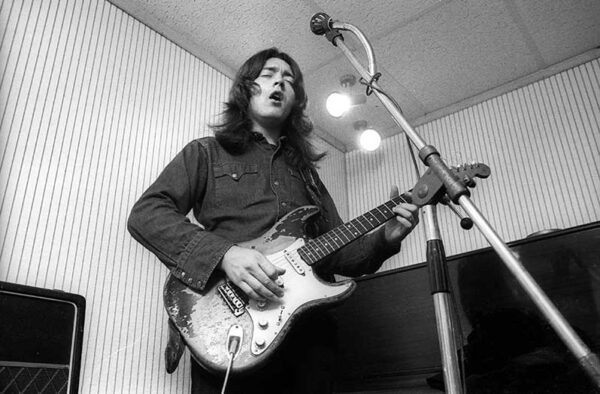 Rory-Gallagher-by-Barrie-Wentzell